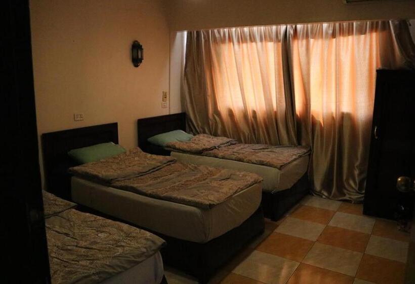 اتاق استاندارد سه تخته با سرویس بهداشتی مشترک, Wake Up! Cairo Hostel