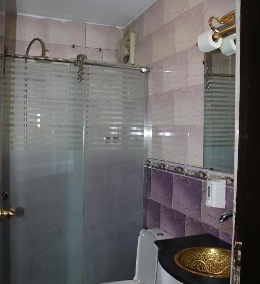 اتاق استاندارد سه تخته با سرویس بهداشتی مشترک, Wake Up! Cairo Hostel