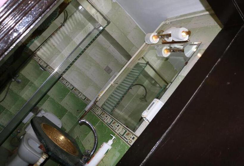 اتاق استاندارد سه تخته با سرویس بهداشتی مشترک, Wake Up! Cairo Hostel