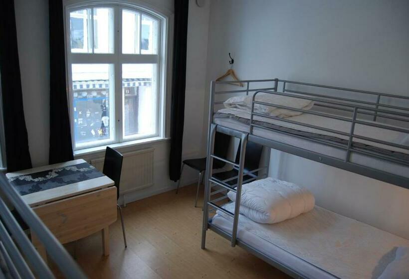 اتاق استاندارد چهارنفره با سرویس بهداشتی مشترک, Wisby Jernvag Hostel