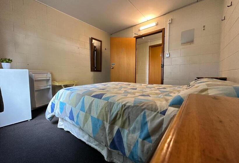 标准间, Around The World Backpackers