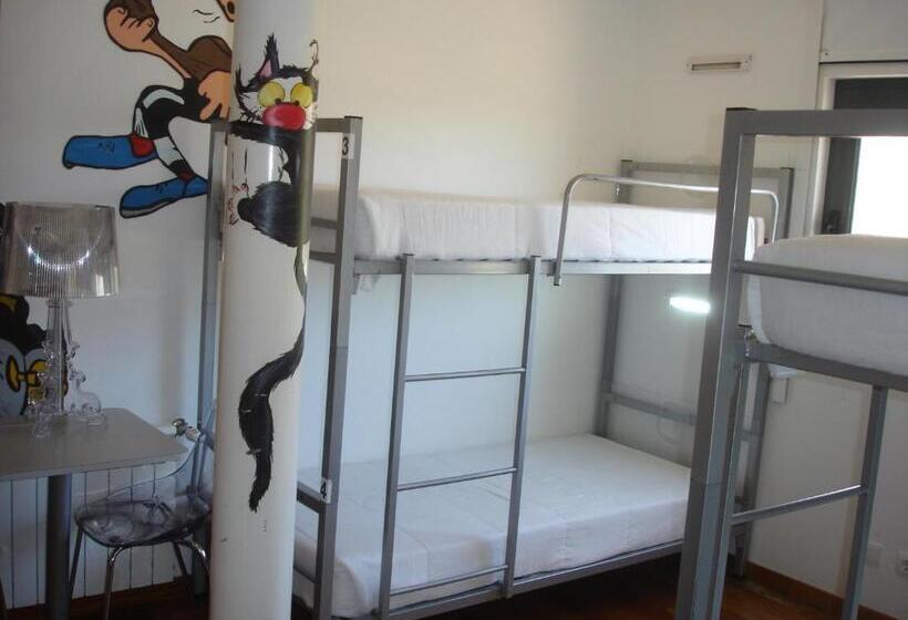 ルームシェアのワンベッド, Hi Alvados   Pousada De Juventude