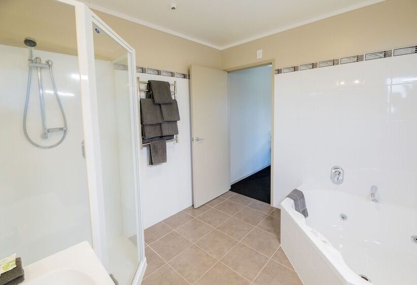 Люкс Премиум, Ashbrook Motel Taupo