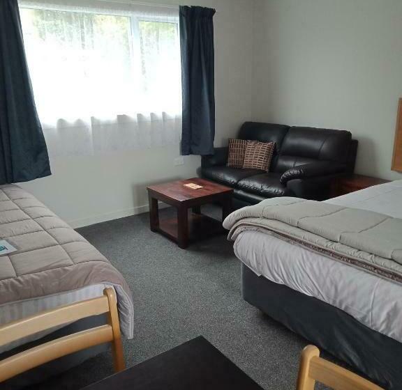 スタンダードスタジオ, Bayfield Motel And Apartment