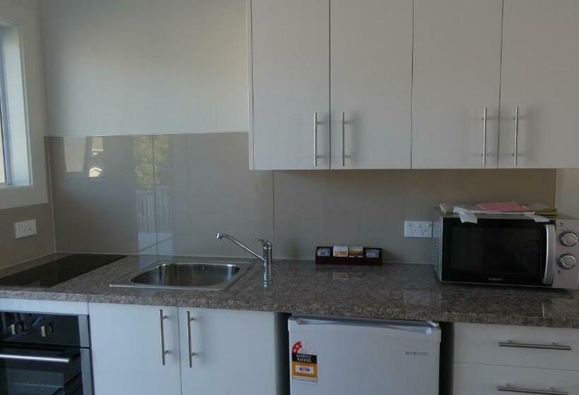 スタンダードスタジオ, Bayfield Motel And Apartment