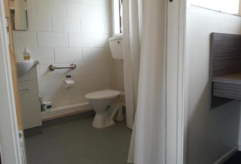 חדר סטנדרט מותאם לאדם עם מוגבלויות, Orana Motor Inn & Restaurant