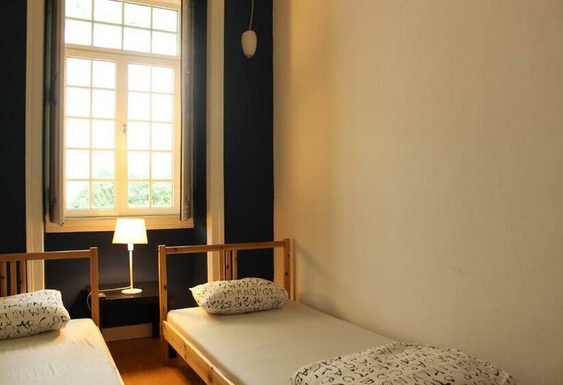 اتاق استاندارد با سرویس بهداشتی مشترک, Le Penguin Hostel