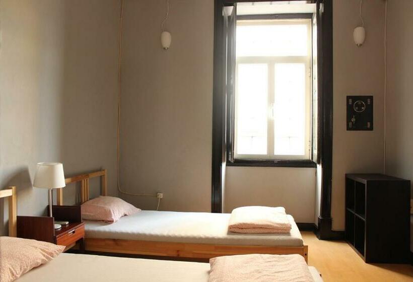 اتاق استاندارد با سرویس بهداشتی مشترک, Le Penguin Hostel
