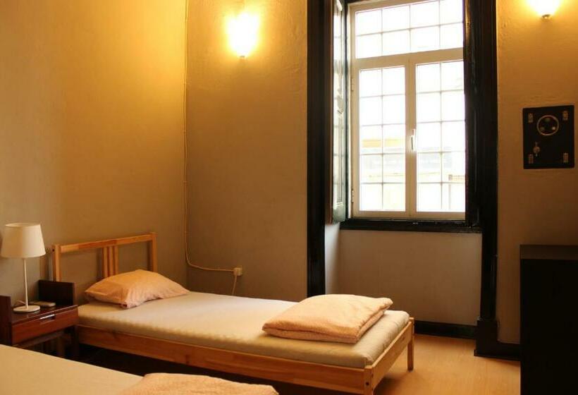 اتاق استاندارد با سرویس بهداشتی مشترک, Le Penguin Hostel