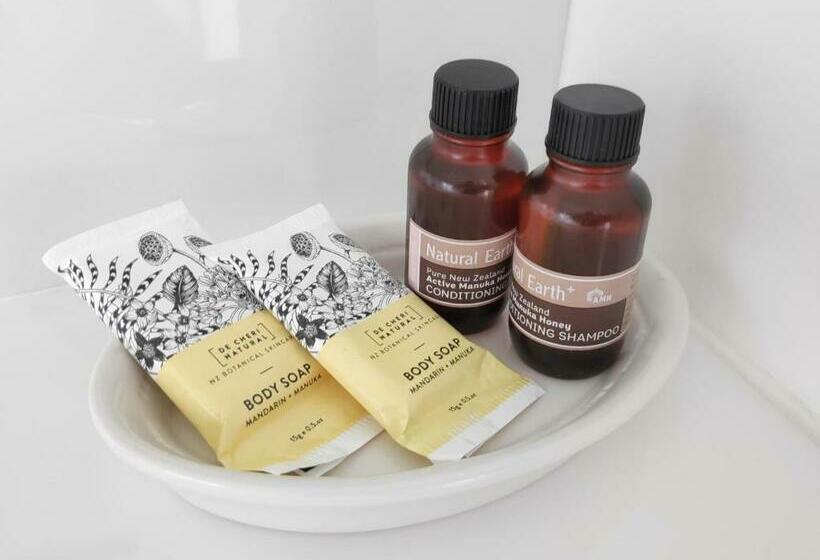 컴포트 스튜디오, Drury Motor Lodge