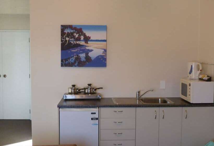 이그제큐티브 스튜디오, Drury Motor Lodge