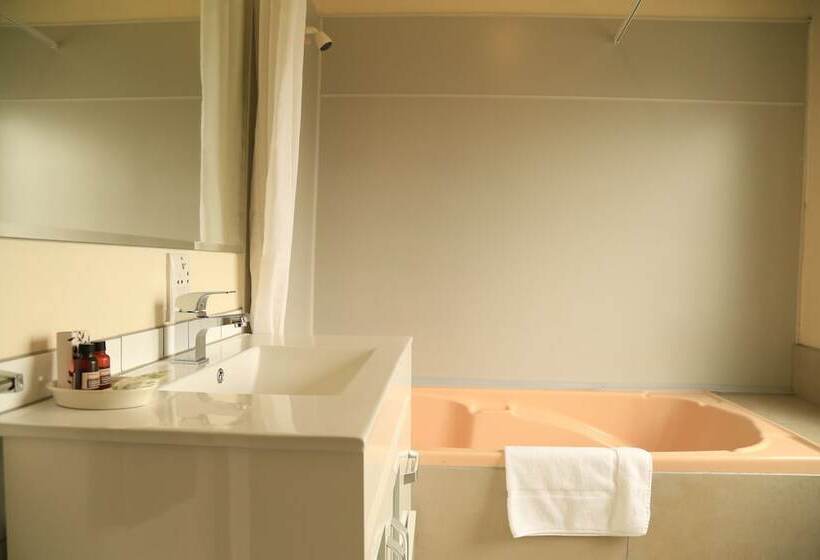 컴포트 스튜디오, Drury Motor Lodge