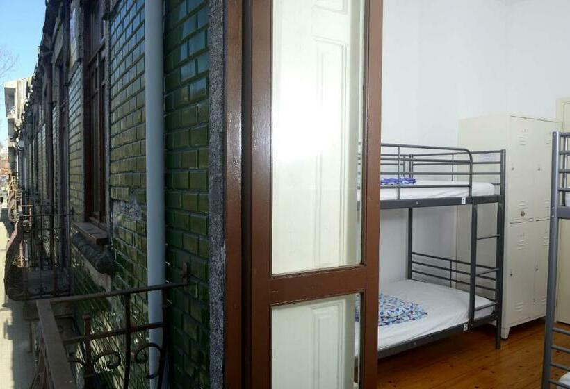 تختخواب در اتاق مشترک, O2 Hostel