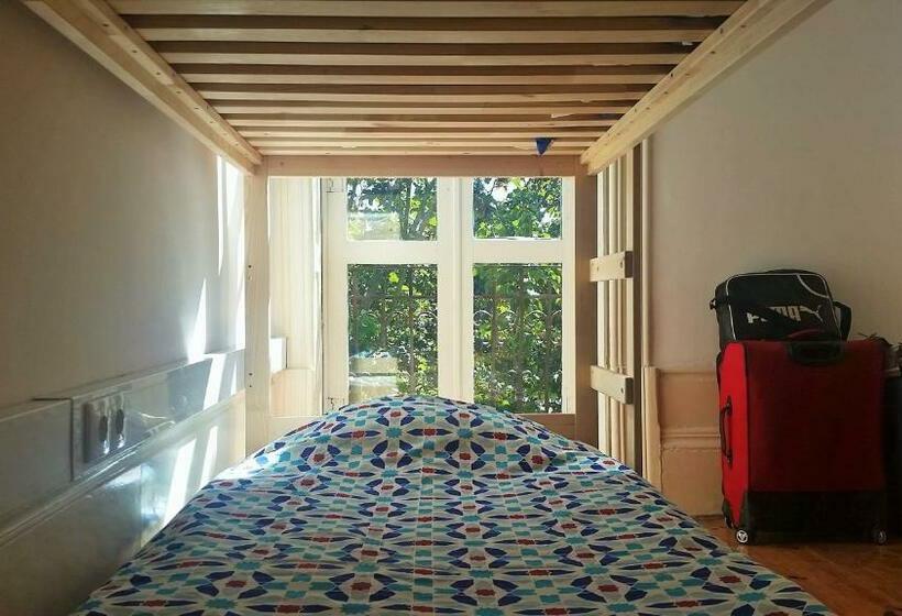 تختخواب در اتاق مشترک, O2 Hostel