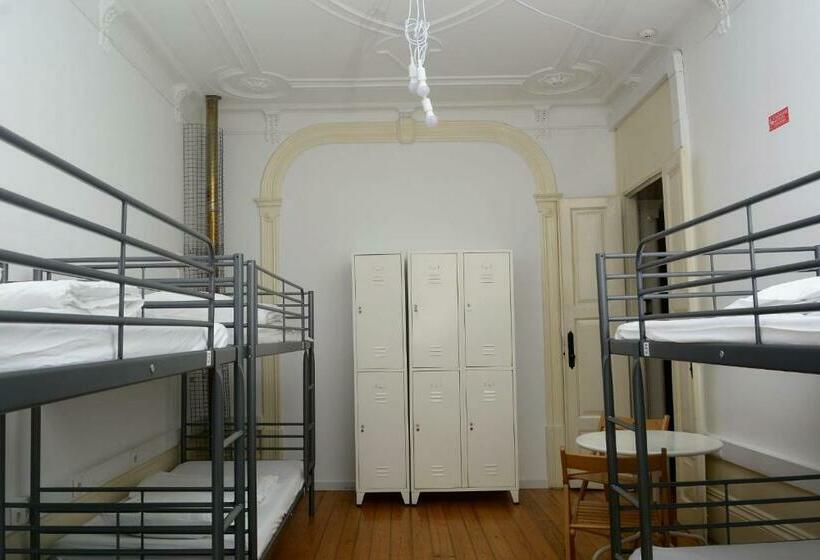 تختخواب در اتاق مشترک, O2 Hostel