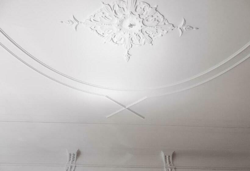 تختخواب در اتاق مشترک, O2 Hostel