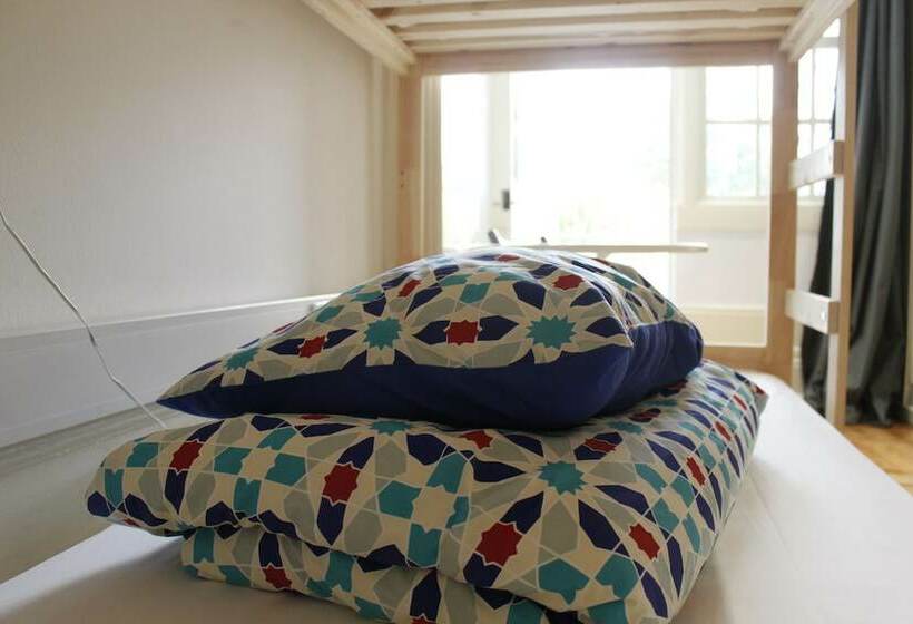 تختخواب در اتاق مشترک, O2 Hostel