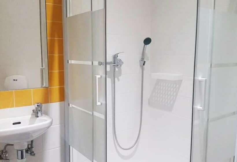 تختخواب در اتاق مشترک, O2 Hostel