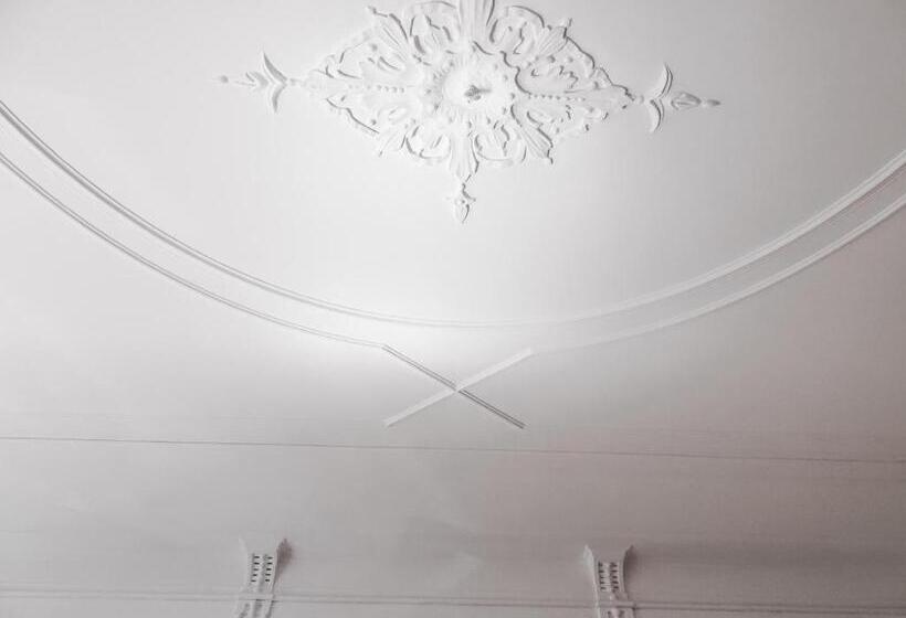 اتاق خانوادگی, O2 Hostel