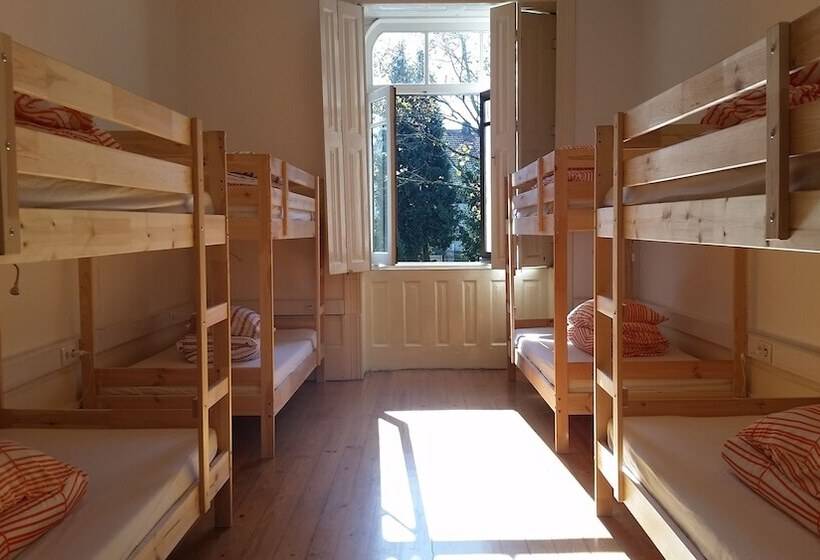 تختخواب در اتاق مشترک, O2 Hostel