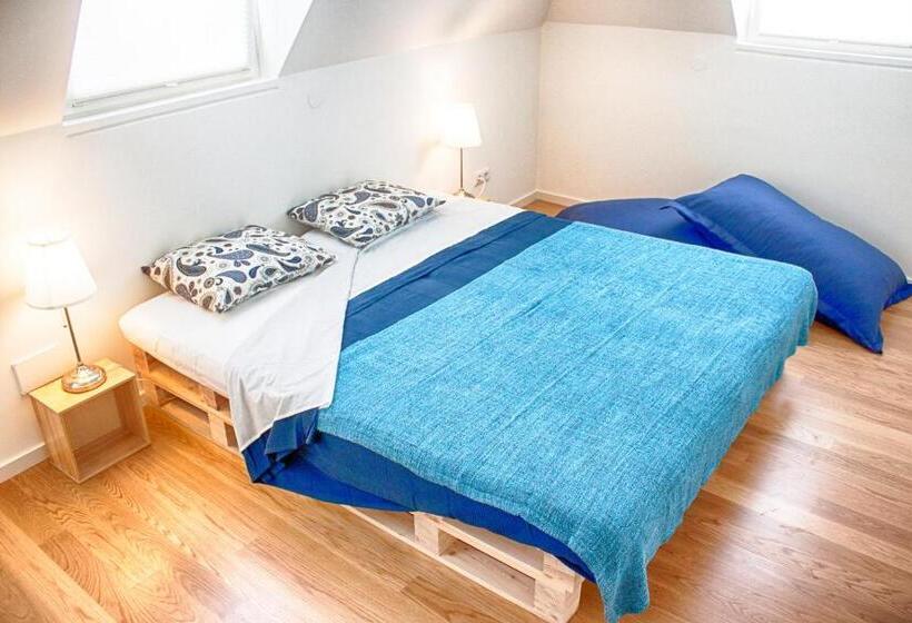 コンフォートルーム, The Nook Hostel