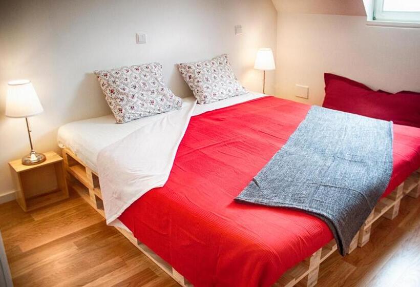 コンフォートルーム, The Nook Hostel