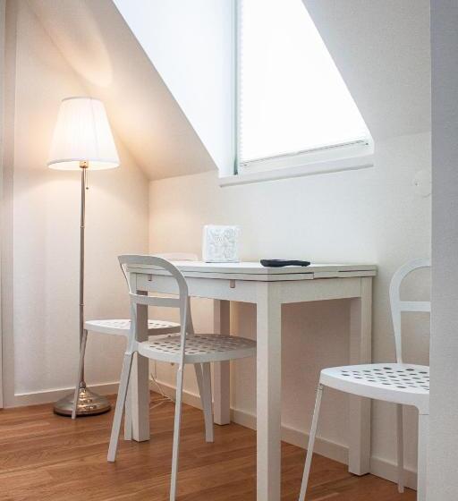 コンフォートルーム, The Nook Hostel