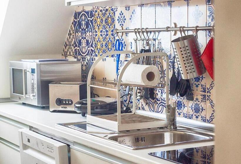 コンフォートルーム, The Nook Hostel