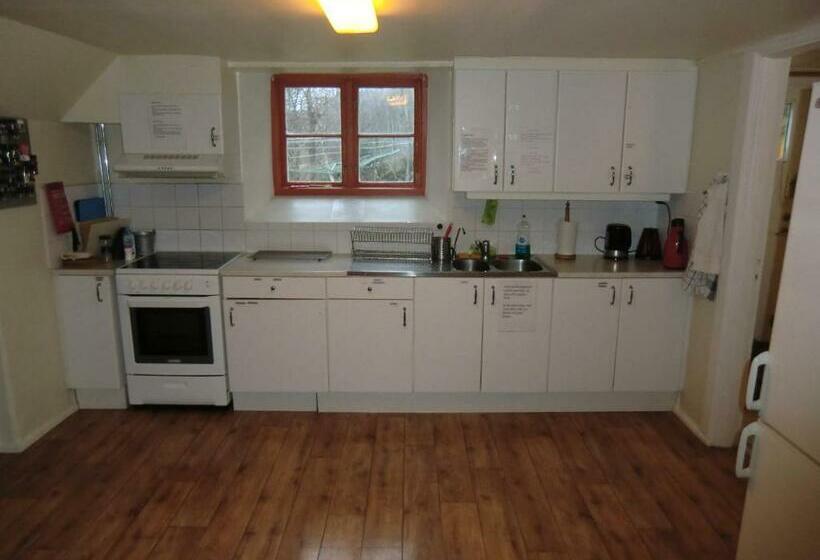 스탠다드 4인용 룸 공용 욕실, Tvetagårdens Vandrarhem