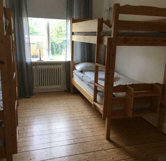 חדר סטנדרטי לארבעה עם חדר אמבטיה משותף, Vadstena Vandrarhem Hostel