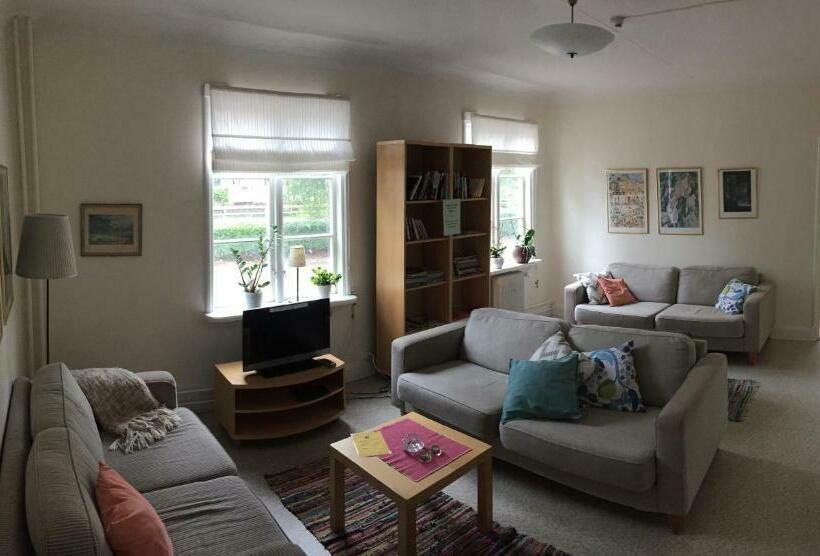 חדר סטנדרטי לארבעה עם חדר אמבטיה משותף, Vadstena Vandrarhem Hostel