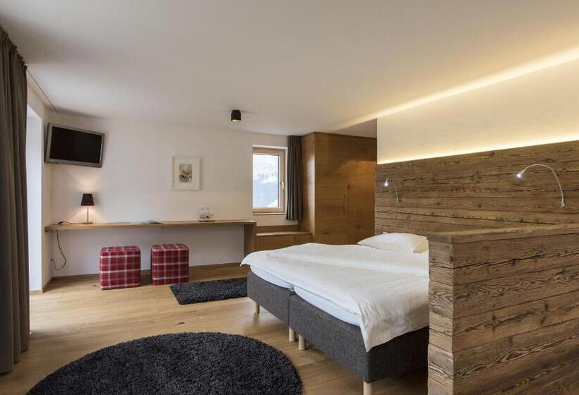 سوییت جونیور, Berghotel Tgantieni
