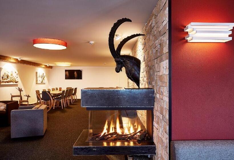 جناح جونيور, Berghotel Tgantieni