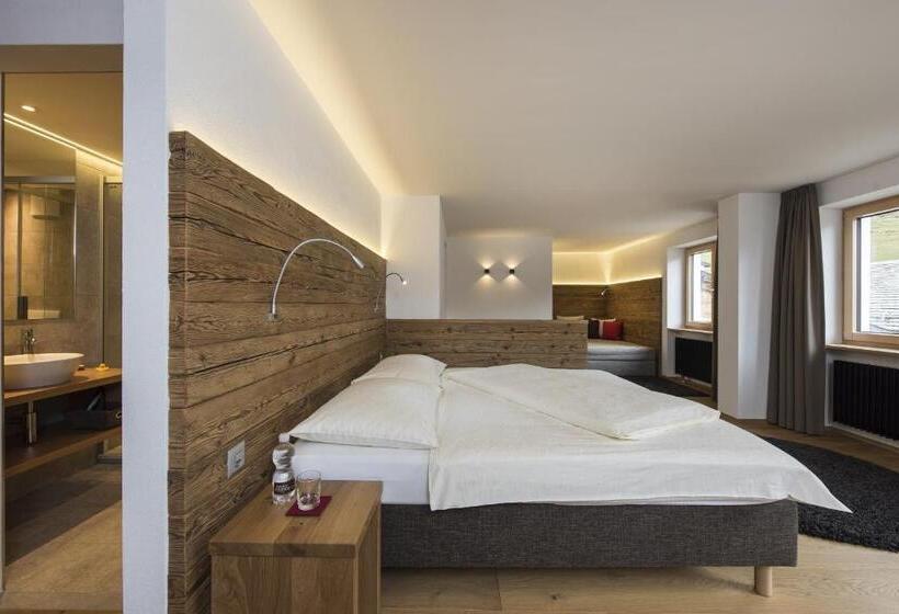 جناح جونيور, Berghotel Tgantieni