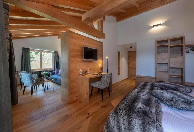 جناح جونيور, Berghotel Tgantieni