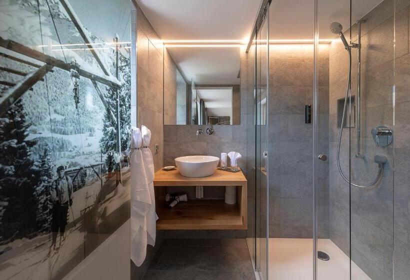 جناح جونيور, Berghotel Tgantieni