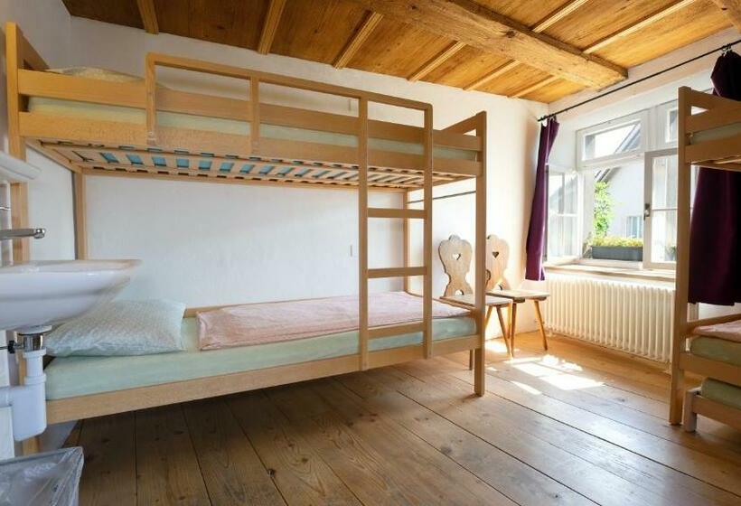 חדר סטנדרטי לארבעה עם חדר אמבטיה משותף, Brugg Youth Hostel