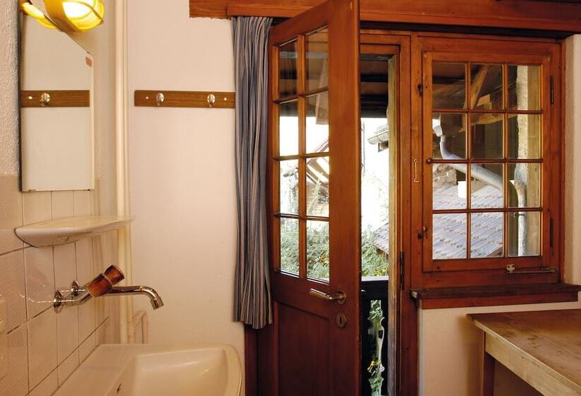 חדר סטנדרטי לארבעה עם חדר אמבטיה משותף, Brugg Youth Hostel