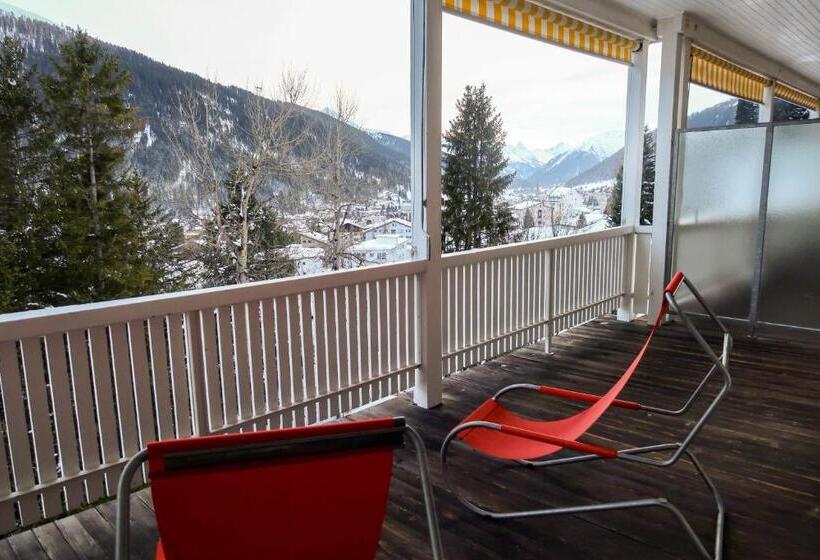 带阳台标准四人间, Davos Youth Hostel