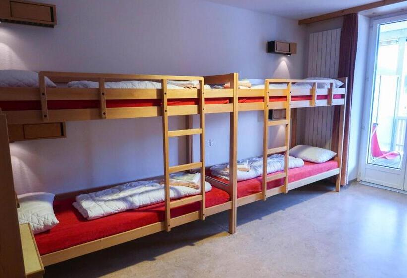 Четырехместный Номер Стандарт с Балконом, Davos Youth Hostel