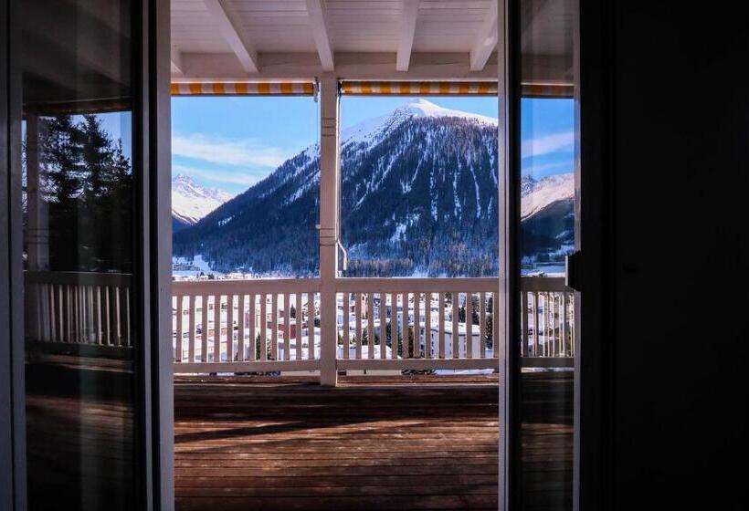 带阳台标准四人间, Davos Youth Hostel
