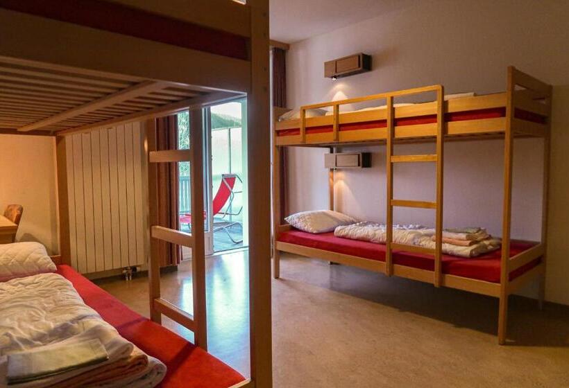 Четырехместный Номер Стандарт с Балконом, Davos Youth Hostel