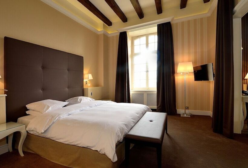 Suite with lake view, Chateau De Bonmont