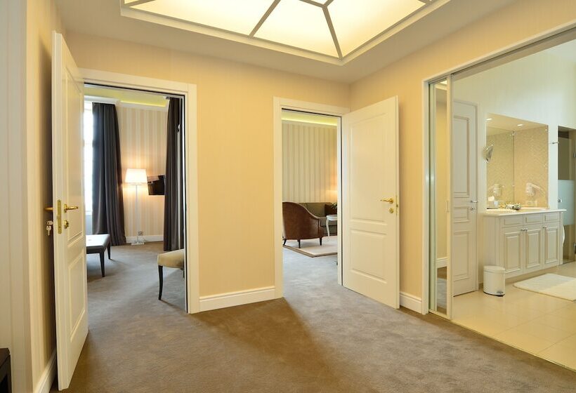 Suite with lake view, Chateau De Bonmont