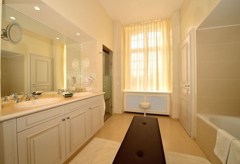 Suite with lake view, Chateau De Bonmont