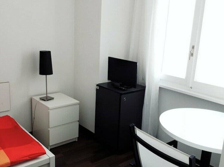 标准单人间, Garni Battello