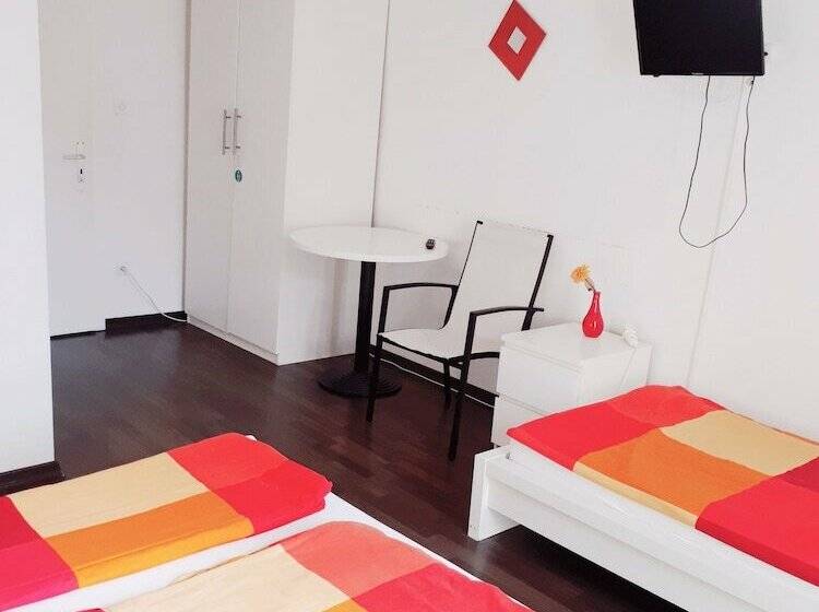 带花园景观的标准三人间, Garni Battello