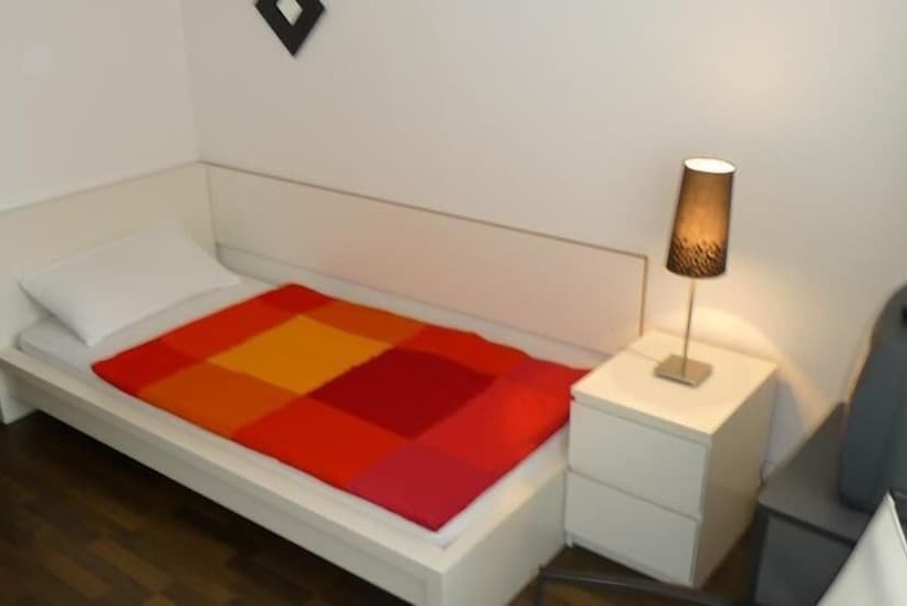 标准单人间, Garni Battello