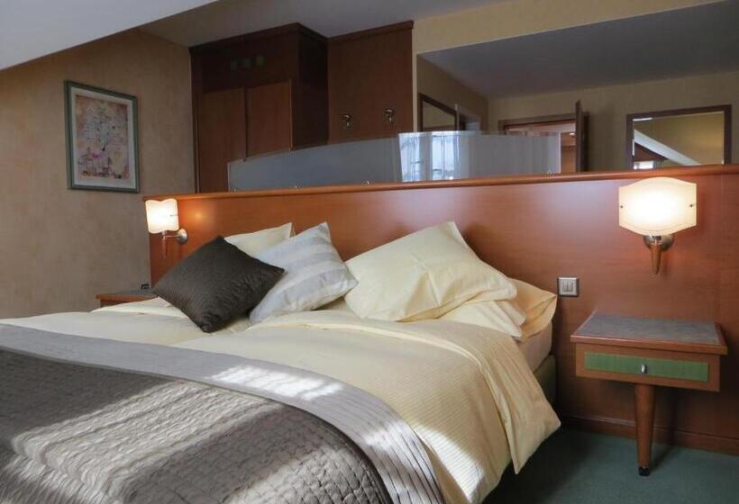 جناح جونيور مطل علي البحيرة, Hôtel Du Port