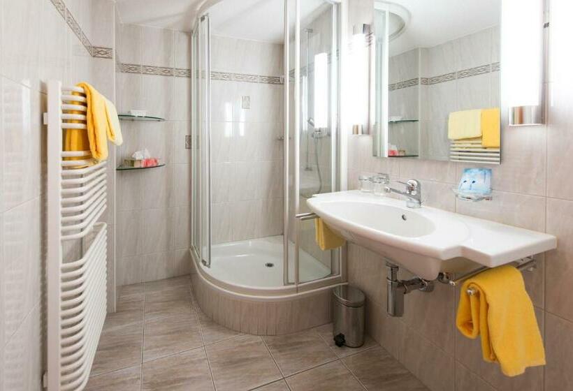 标准间, Portjengrat